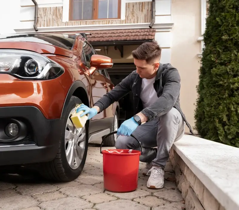 Lavage auto à domicile Mazé-Milon : professionnel intervenant sur un véhicule